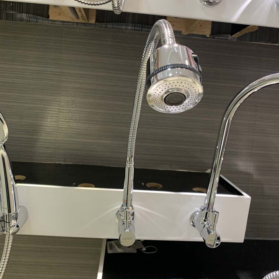 Vòi bếp lạnh gắn tường thân mềm Caesar K026C